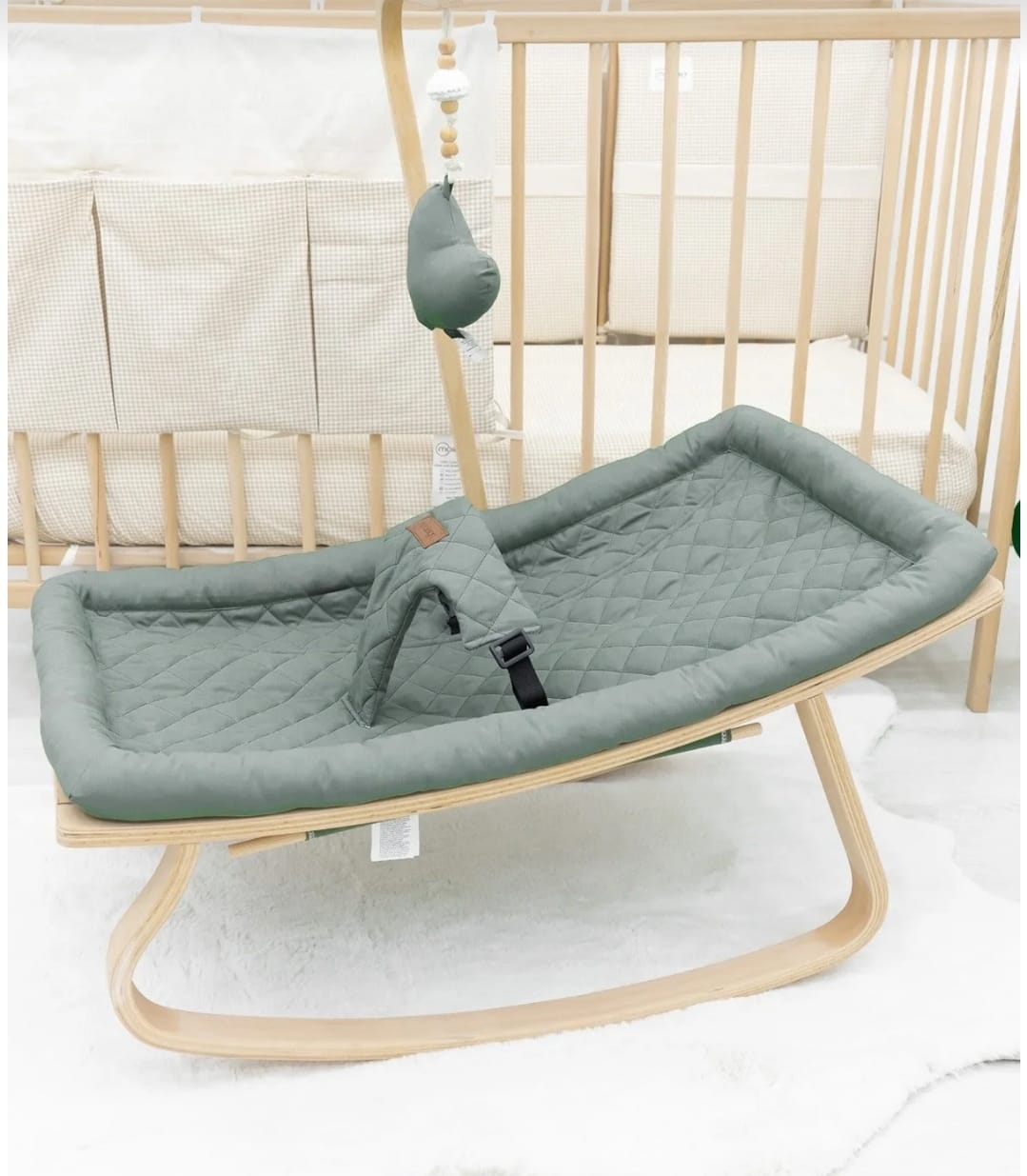 Babywippe in Farbe Grün, Umweltfreundlich Babyschaukel, Babynest, Handmade Babywippe, Babywippe Set mit Spielzeug, kuscheliges Nest für Baby