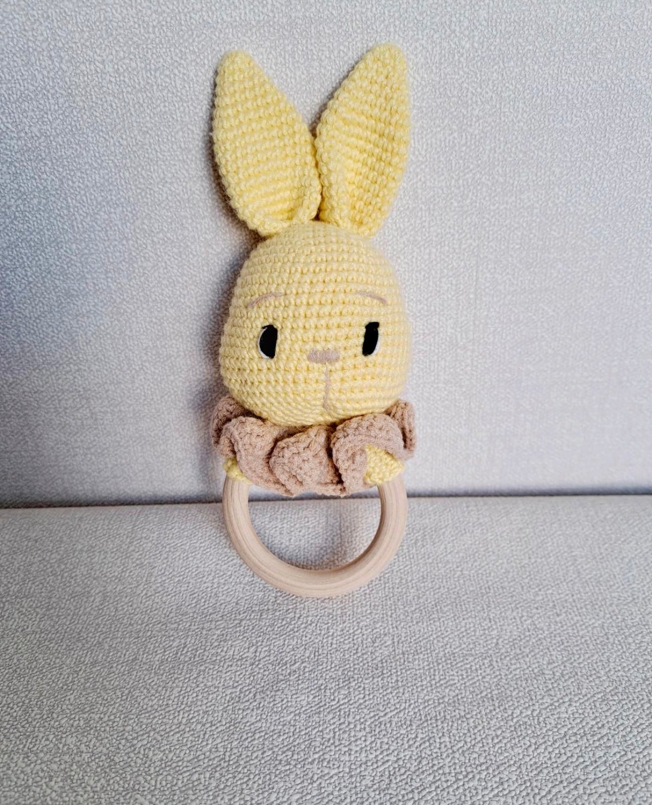 Babyrassel Hasenmotiv personalisiert mit Gravur, Handmade