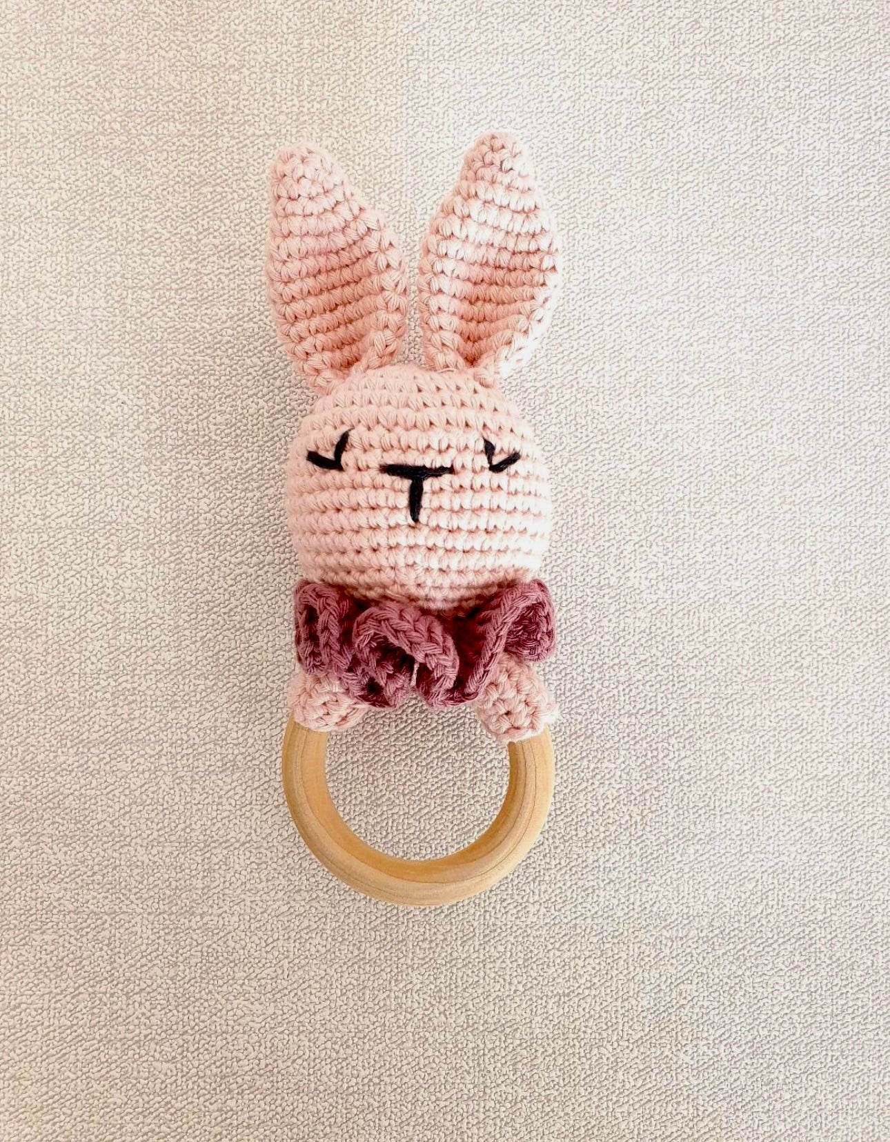 Babyrassel Hasenmotiv personalisiert mit Gravur, Handmade