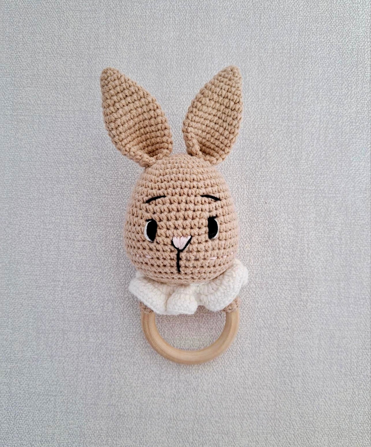 Babyrassel Hasenmotiv personalisiert mit Gravur, Handmade