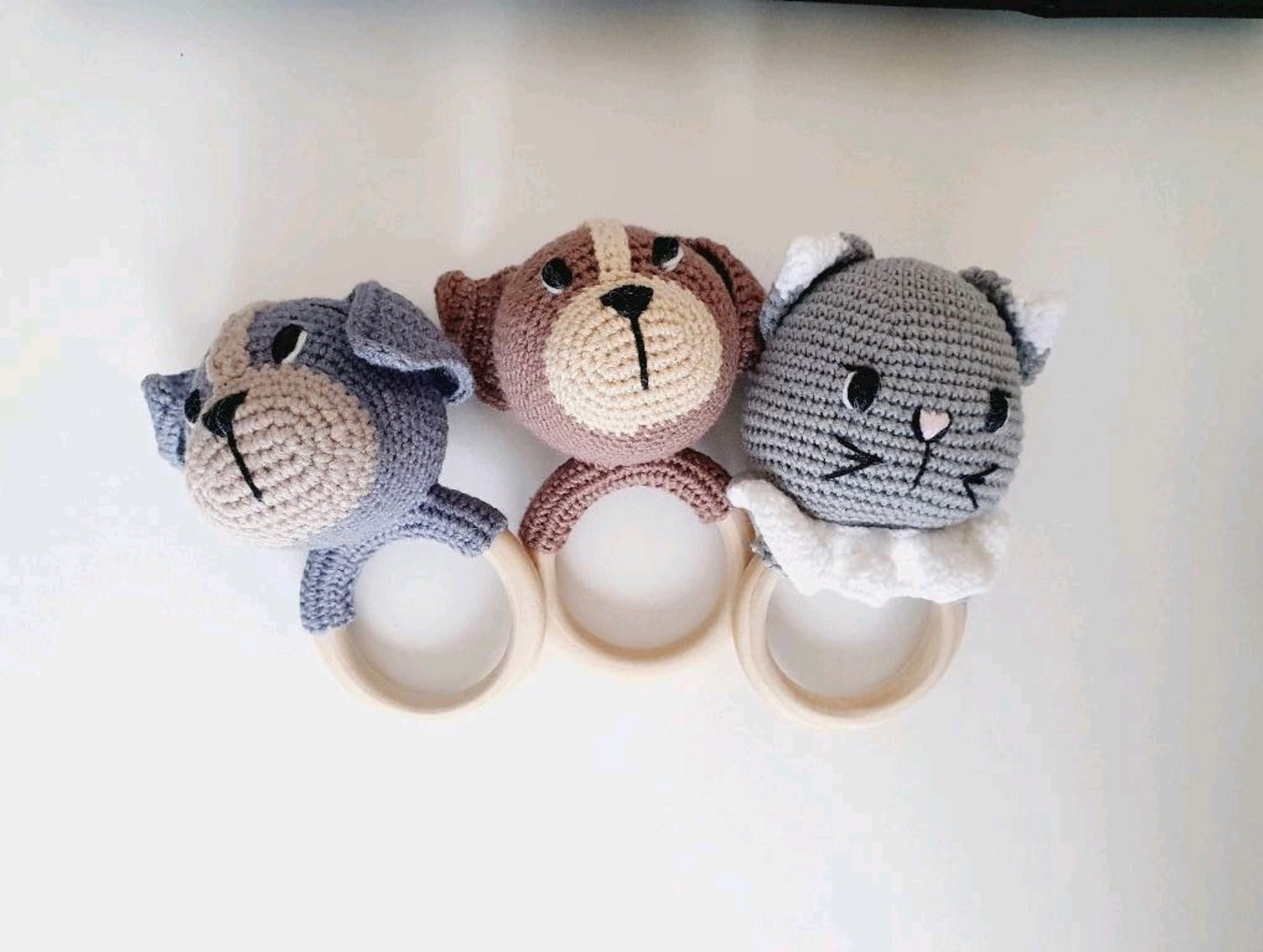Babyrassel Hund & Katzenmotiv, personalisiert mit Gravur, Handmade