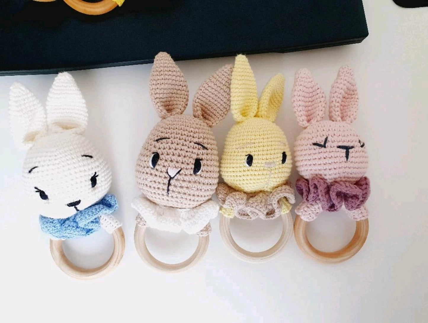Babyrassel Hasenmotiv personalisiert mit Gravur, Handmade