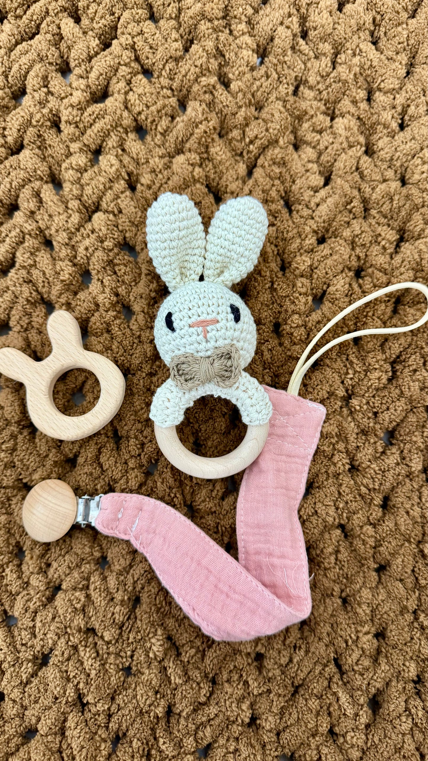 Handgemachtes Baby-Rassel-Set aus Naturholz – Individuell mit Gravur, Hase