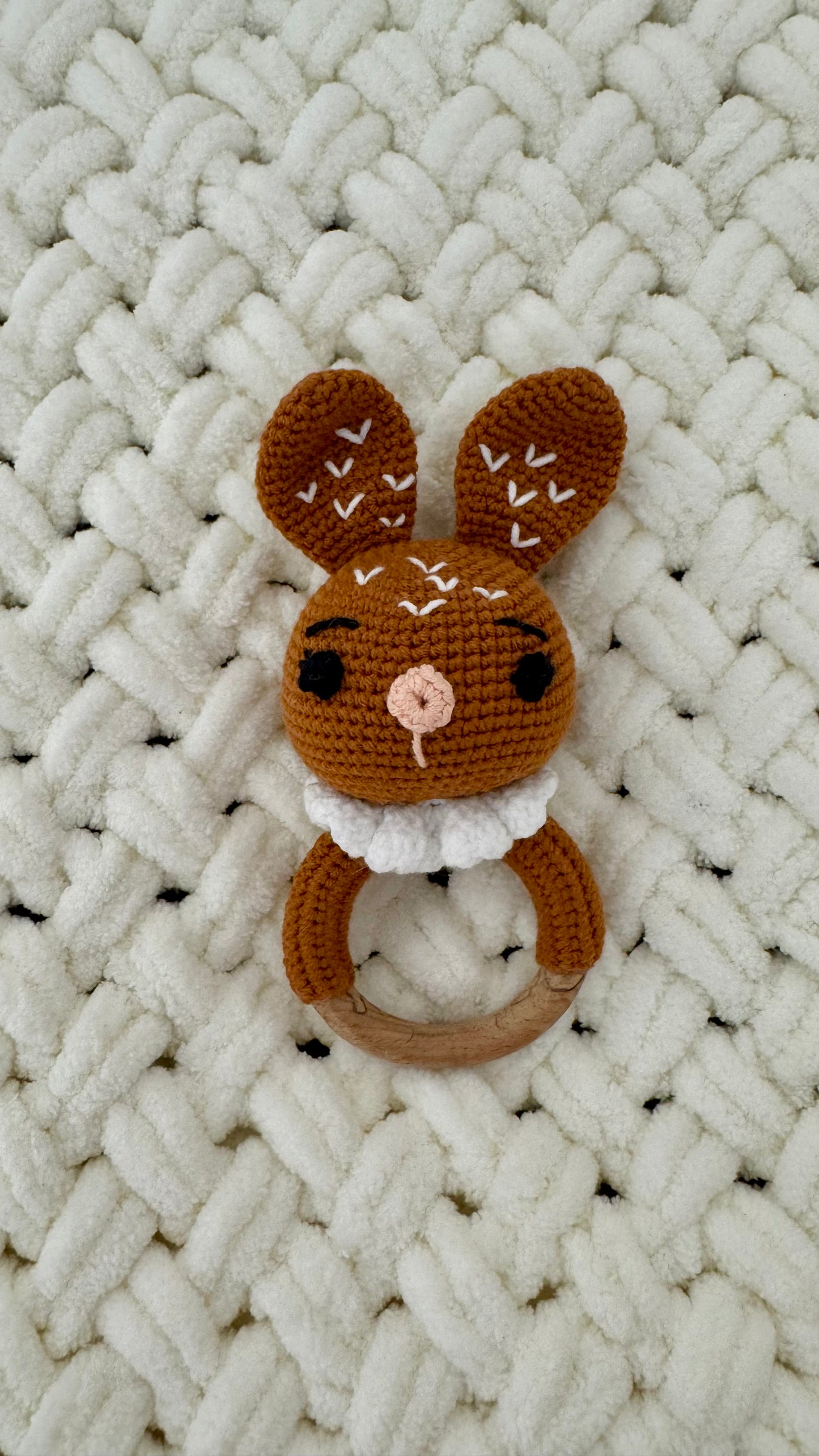 Babyrassel Hasenmotiv personalisiert mit Gravur, Handmade