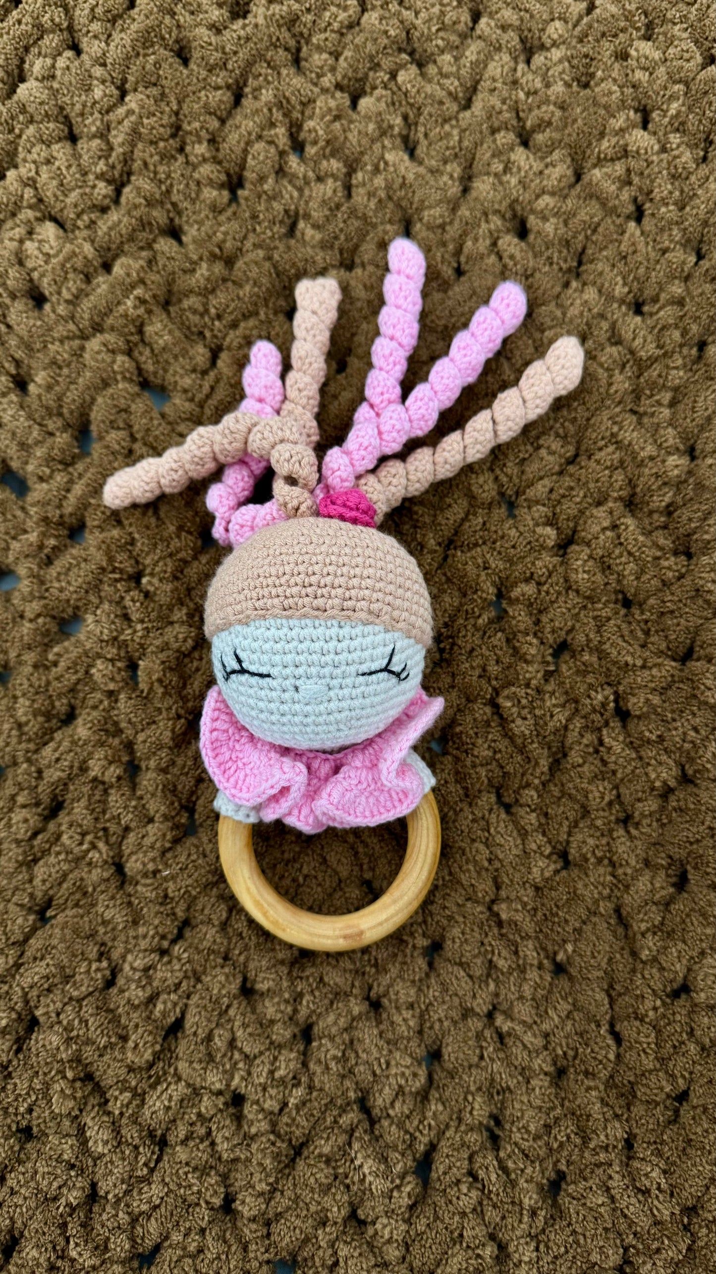 Babyrassel Mädchenmotiv personalisiert mit Gravur, Handmade
