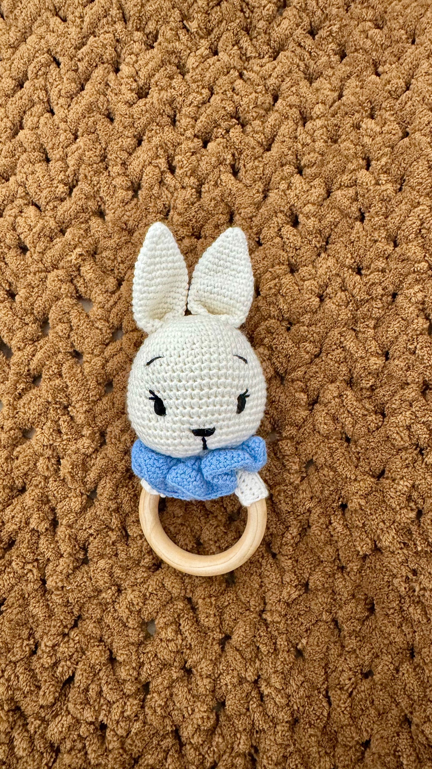 Babyrassel Hasenmotiv personalisiert mit Gravur, Handmade