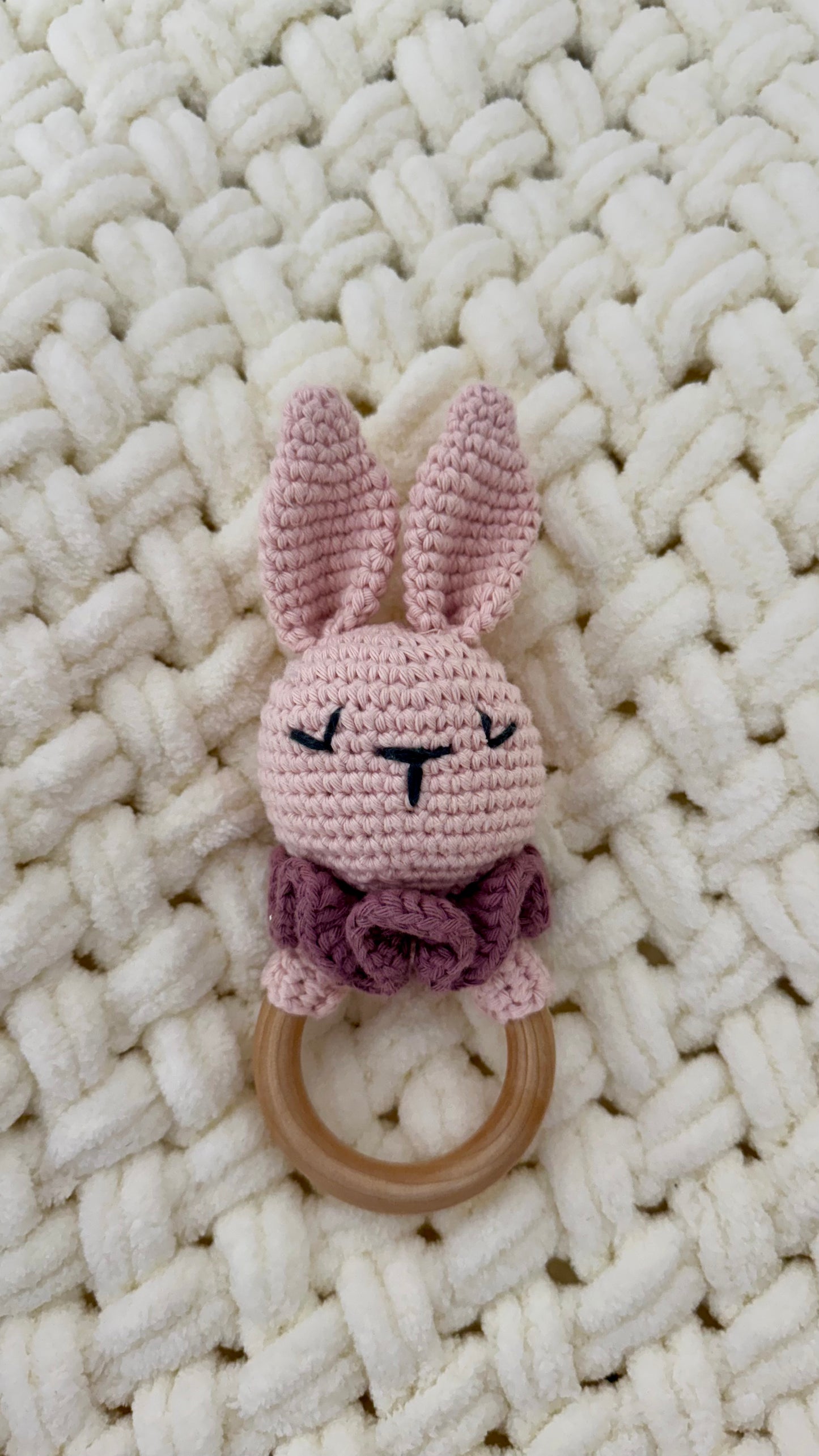 Babyrassel Hasenmotiv personalisiert mit Gravur, Handmade