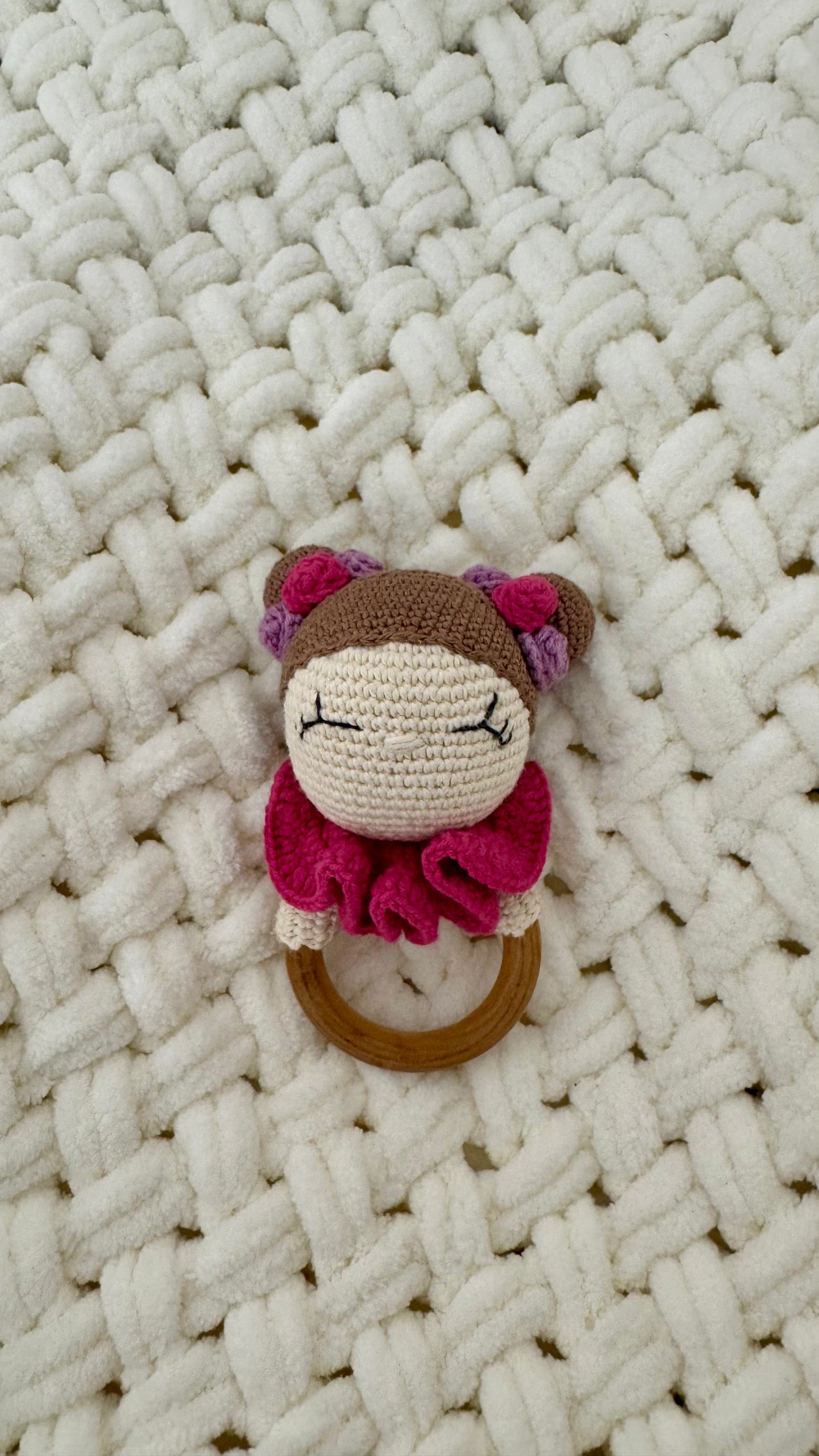 Babyrassel Mädchenmotiv personalisiert mit Gravur, Handmade
