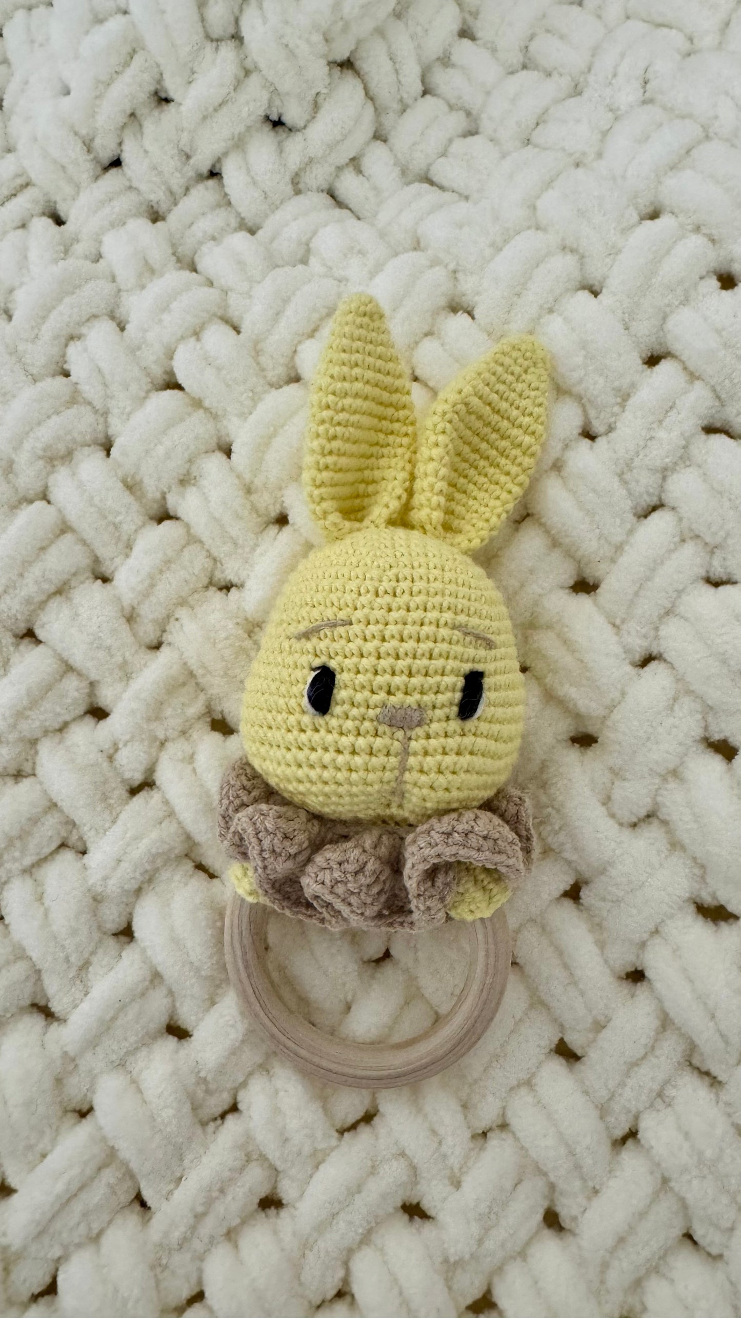 Babyrassel Hasenmotiv personalisiert mit Gravur, Handmade