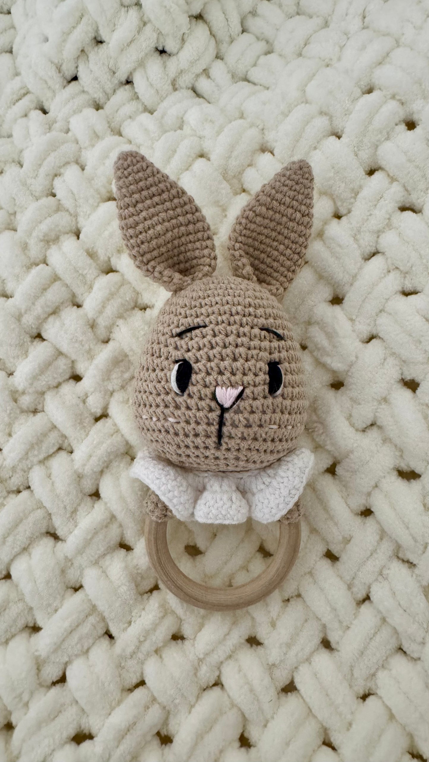 Babyrassel Hasenmotiv personalisiert mit Gravur, Handmade