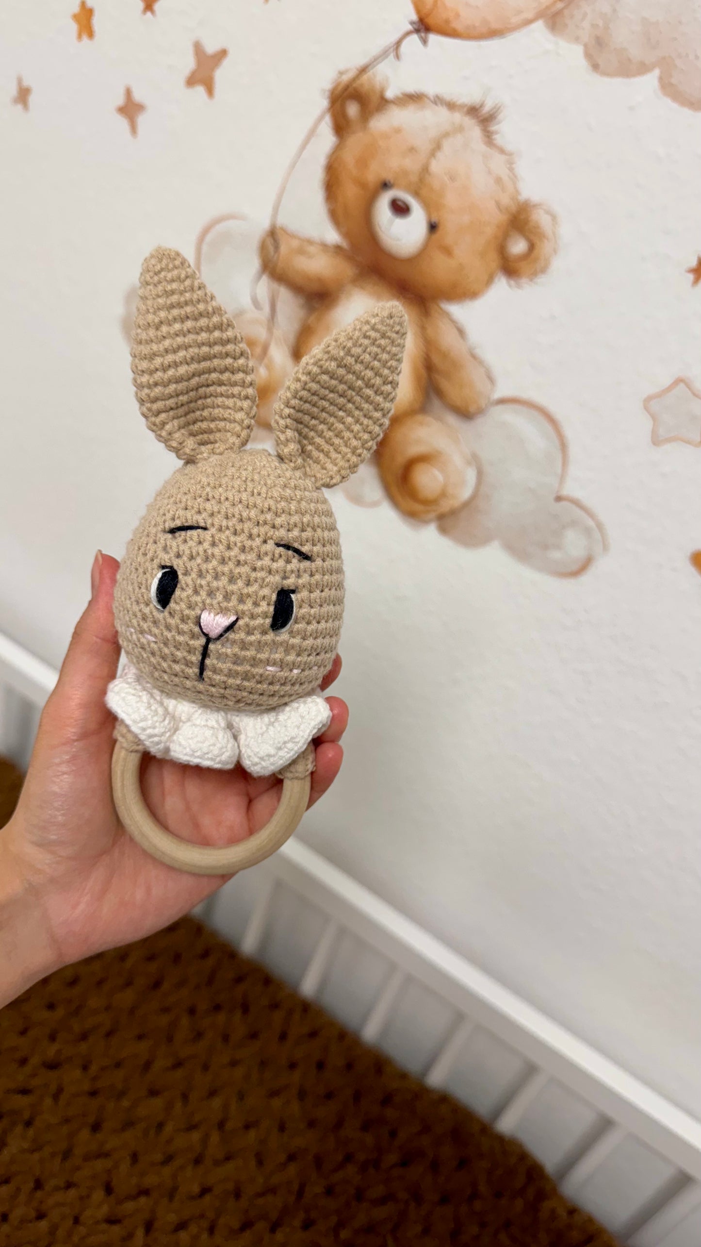 Babyrassel Hasenmotiv personalisiert mit Gravur, Handmade