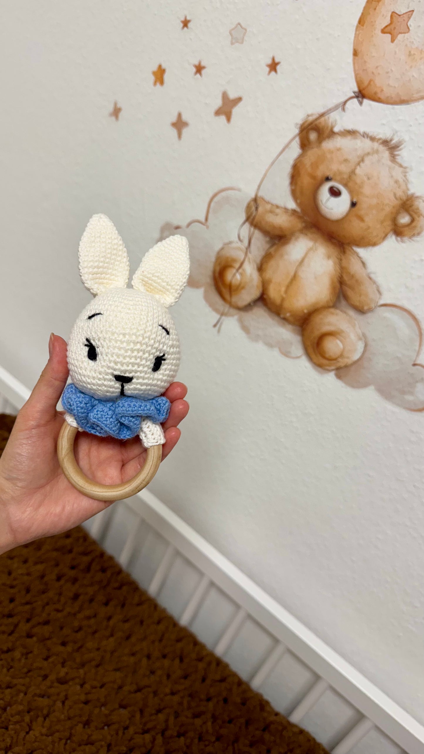 Babyrassel Hasenmotiv personalisiert mit Gravur, Handmade