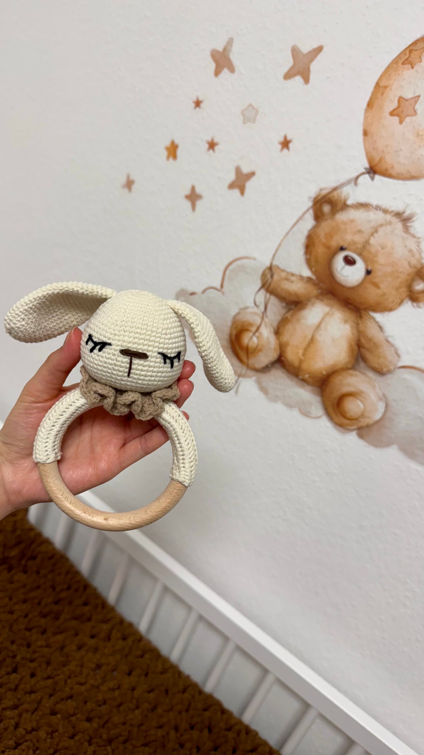 Babyrassel Hasenmotiv personalisiert mit Gravur, Handmade