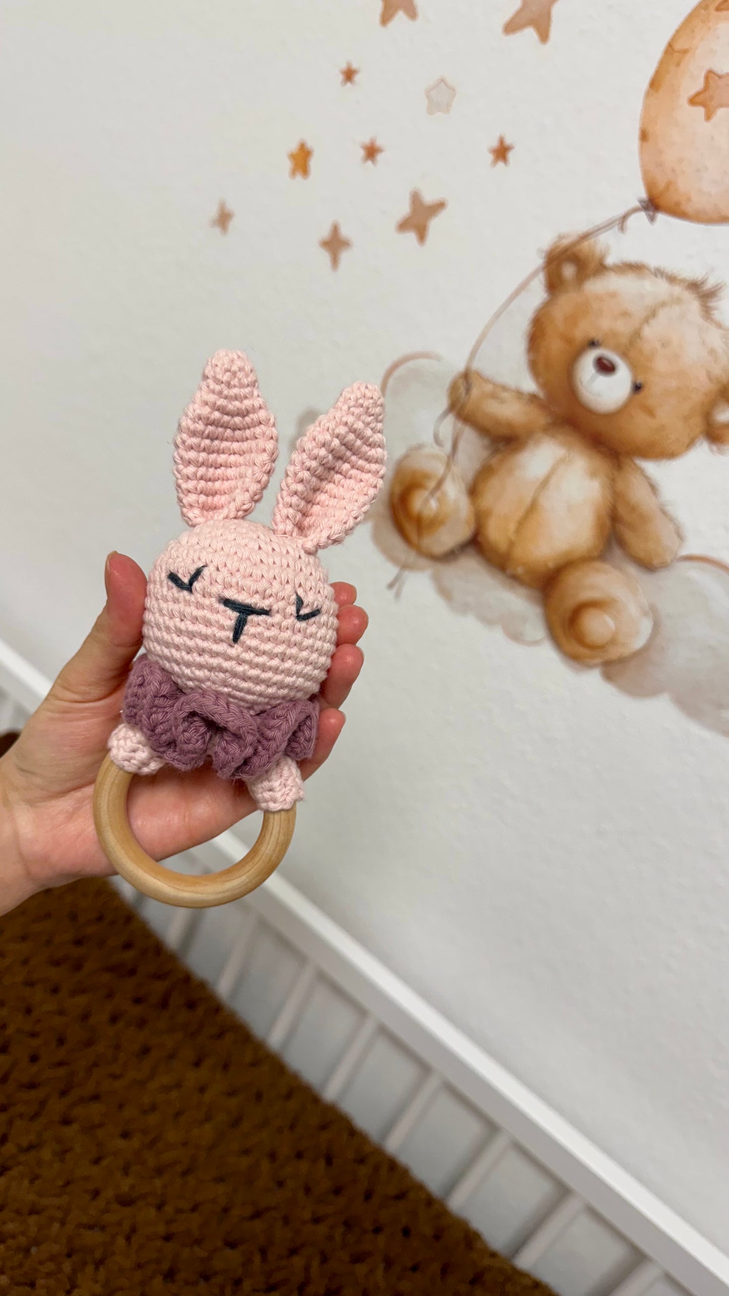 Babyrassel Hasenmotiv personalisiert mit Gravur, Handmade
