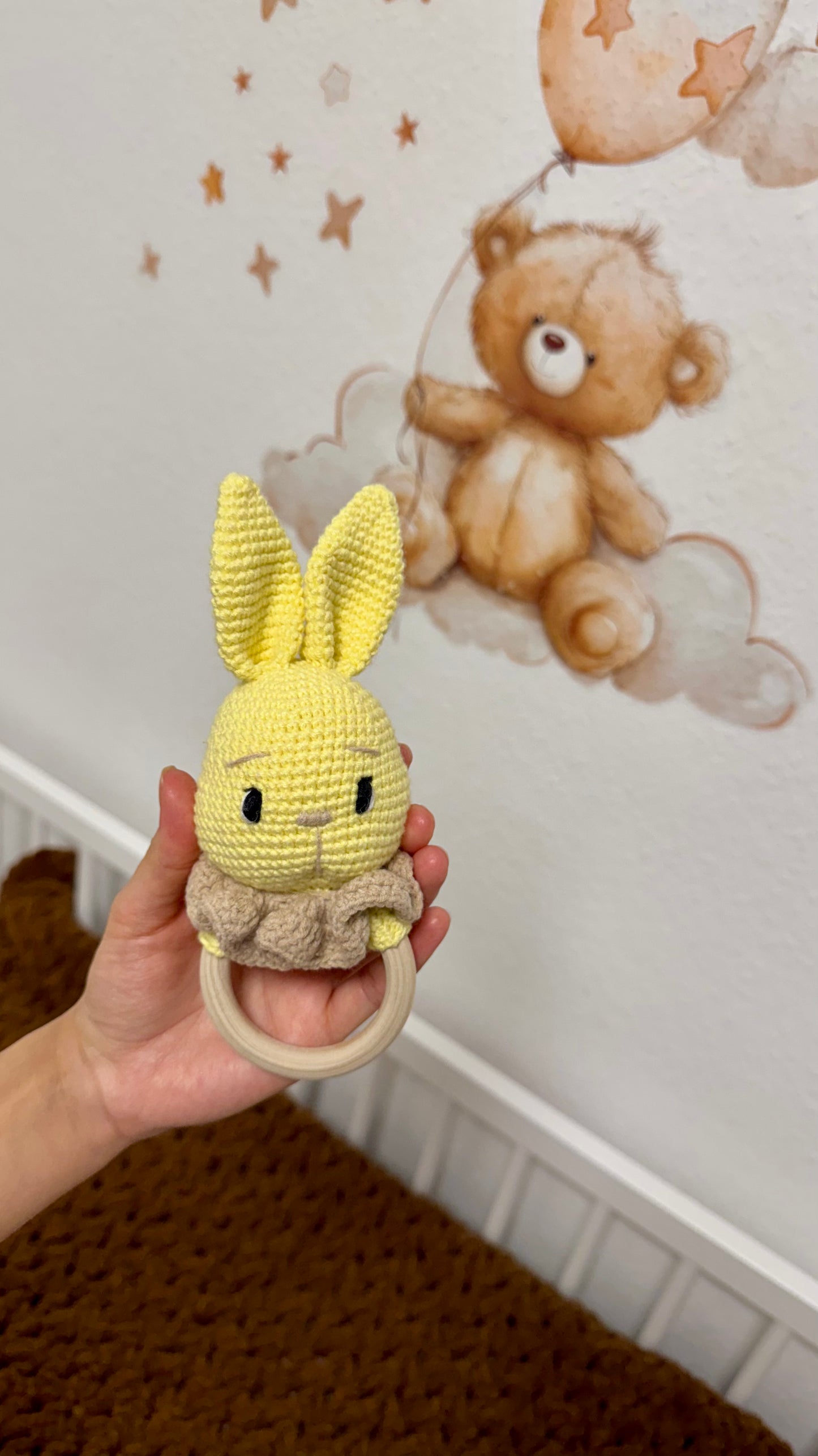 Babyrassel Hasenmotiv personalisiert mit Gravur, Handmade