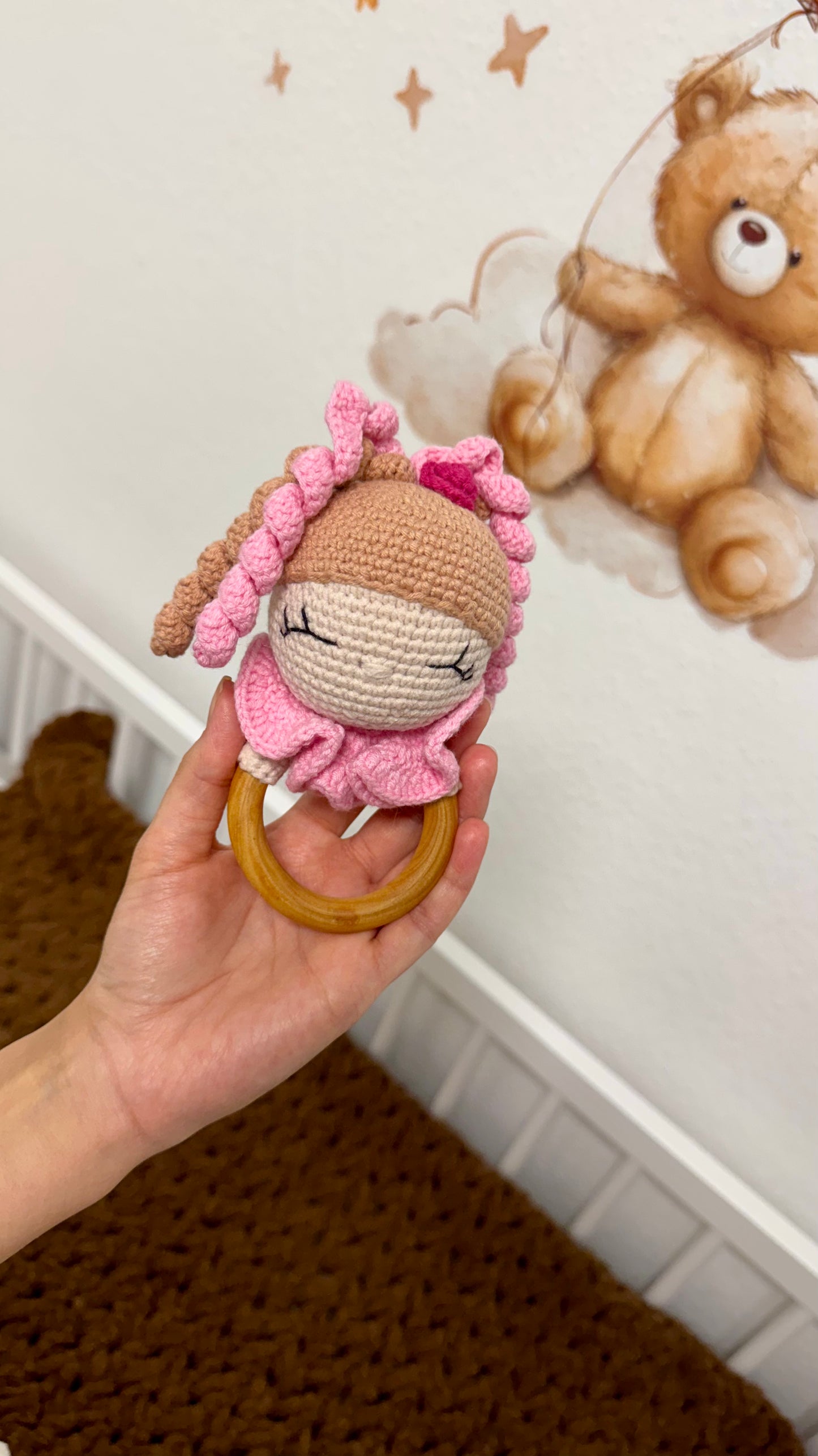 Babyrassel Mädchenmotiv personalisiert mit Gravur, Handmade