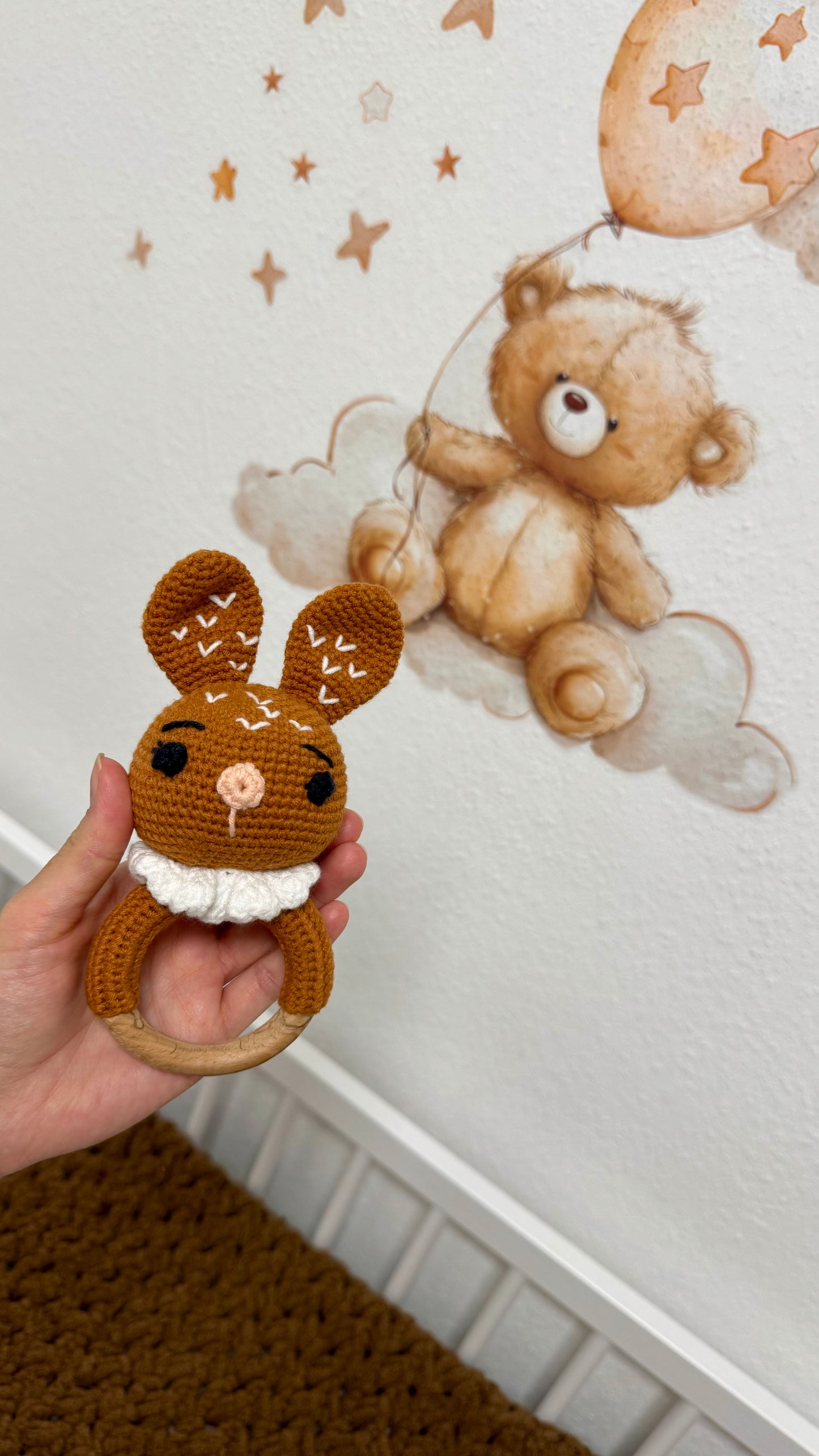 Babyrassel Hasenmotiv personalisiert mit Gravur, Handmade