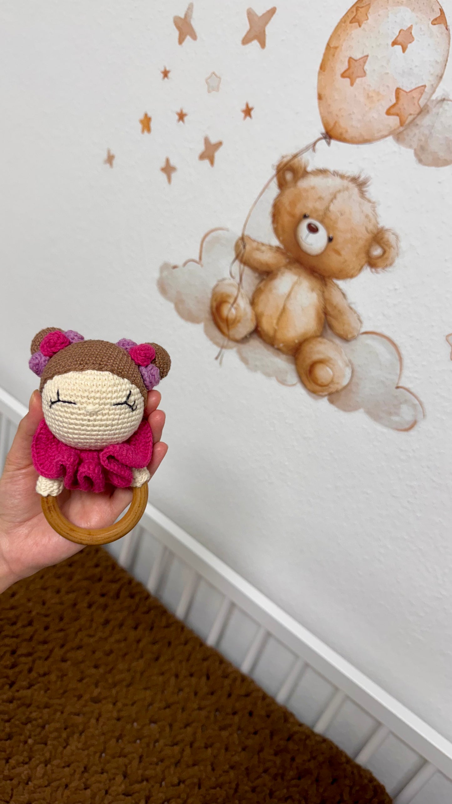 Babyrassel Mädchenmotiv personalisiert mit Gravur, Handmade