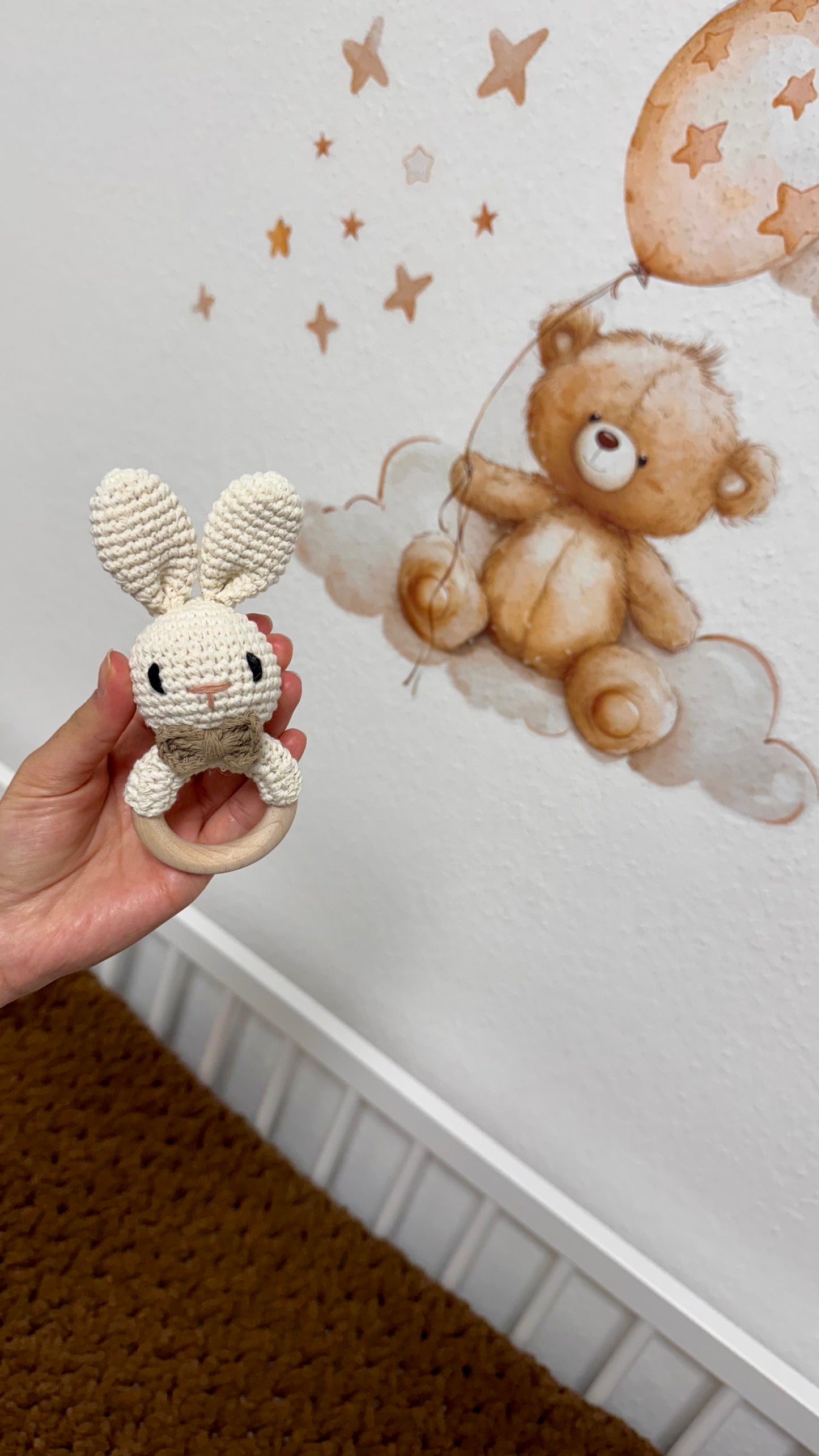 Babyrassel Hasenmotiv personalisiert mit Gravur, Handmade