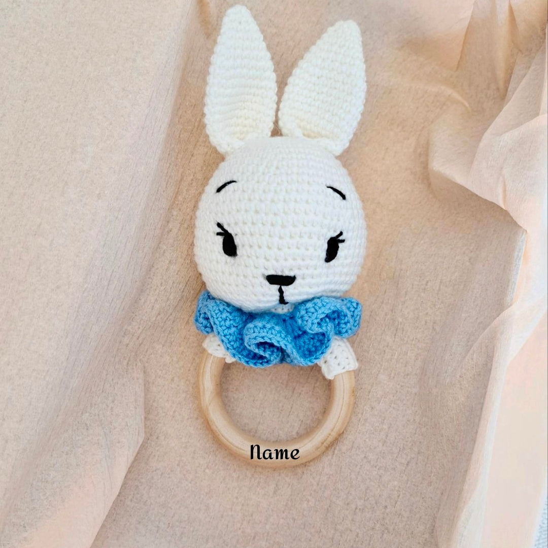 Babyrassel Hasenmotiv personalisiert mit Gravur, Handmade