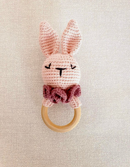 Babyrassel Hasenmotiv personalisiert mit Gravur, Handmade
