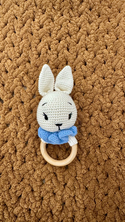 Babyrassel Hasenmotiv personalisiert mit Gravur, Handmade