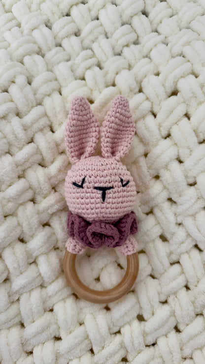 Babyrassel Hasenmotiv personalisiert mit Gravur, Handmade