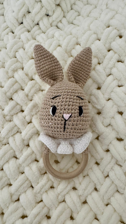 Babyrassel Hasenmotiv personalisiert mit Gravur, Handmade