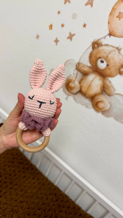 Babyrassel Hasenmotiv personalisiert mit Gravur, Handmade
