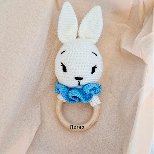 Babyrassel Hasenmotiv personalisiert mit Gravur, Handmade